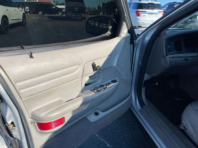 Used 2000  Ford LX image 5