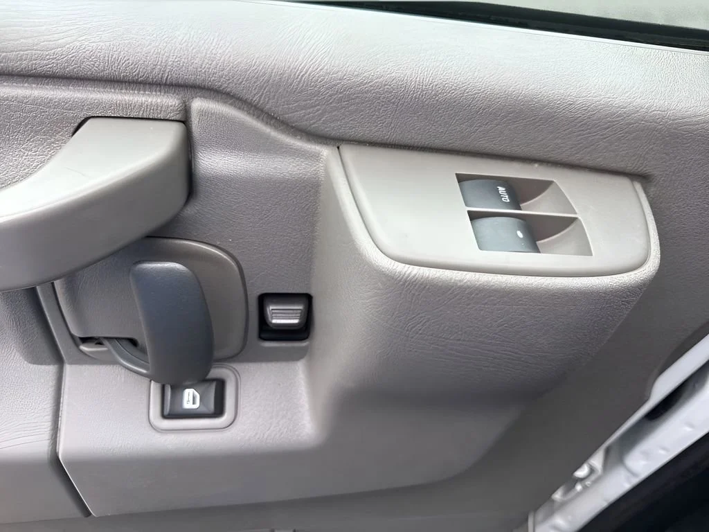 Used 2024 Summit White Chevrolet 1WT image 22