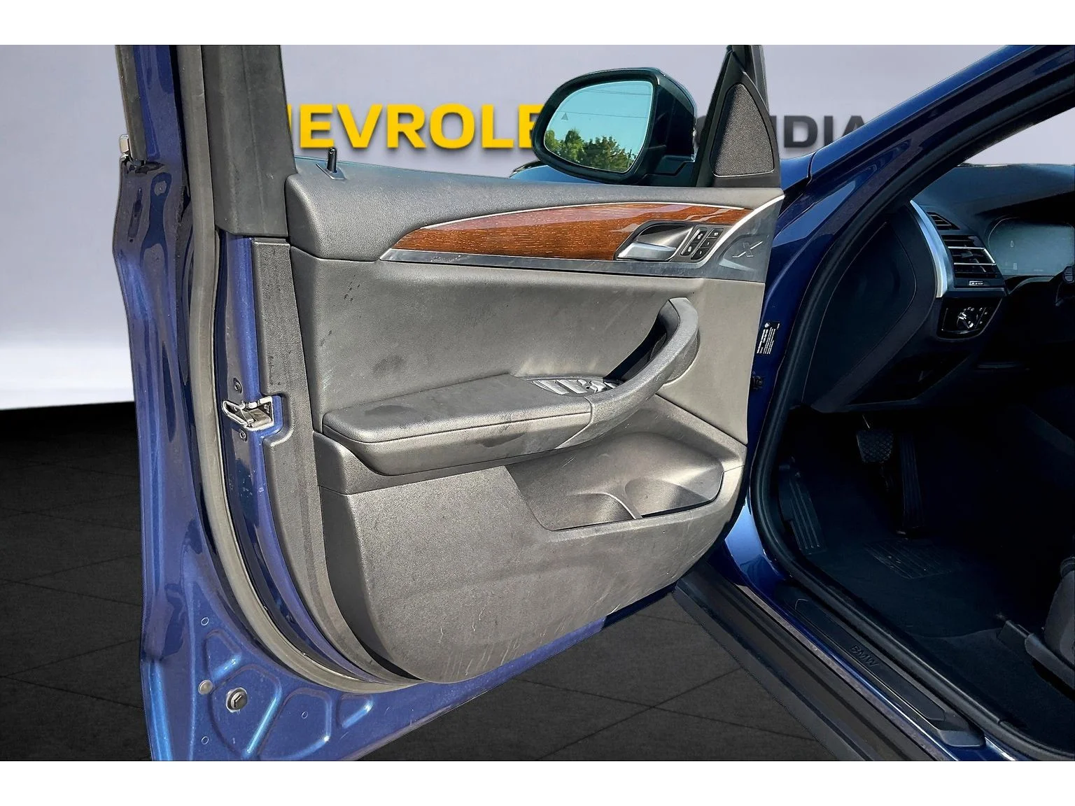 Used 2024  BMW sDrive30i image 16