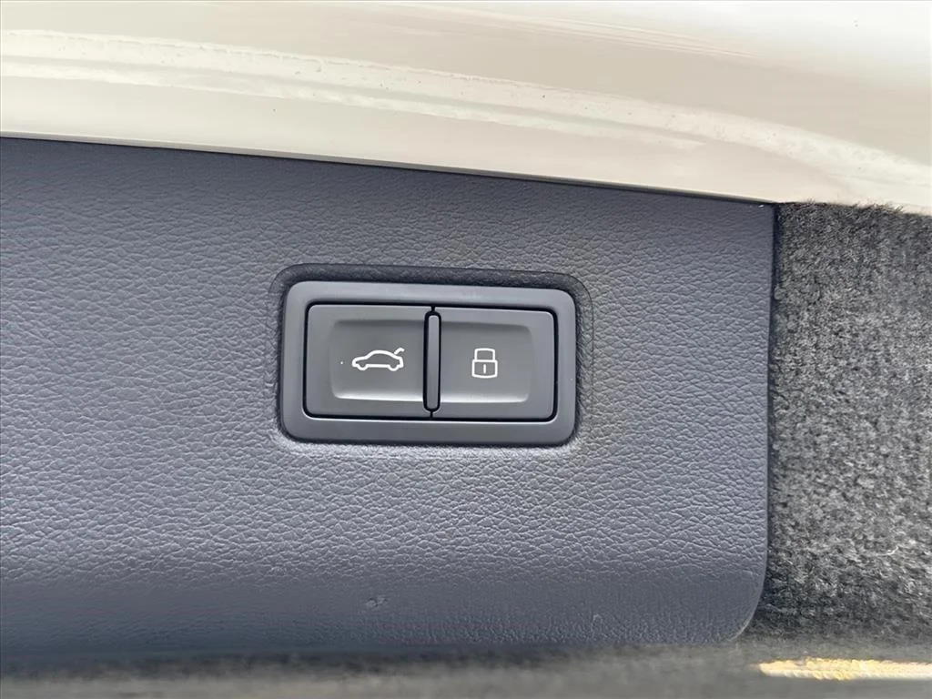 Used 2023 Glacier White Bentley V8 image 17