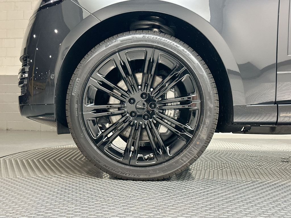 New 2026 Carpathian Grey Land Rover SE image 5