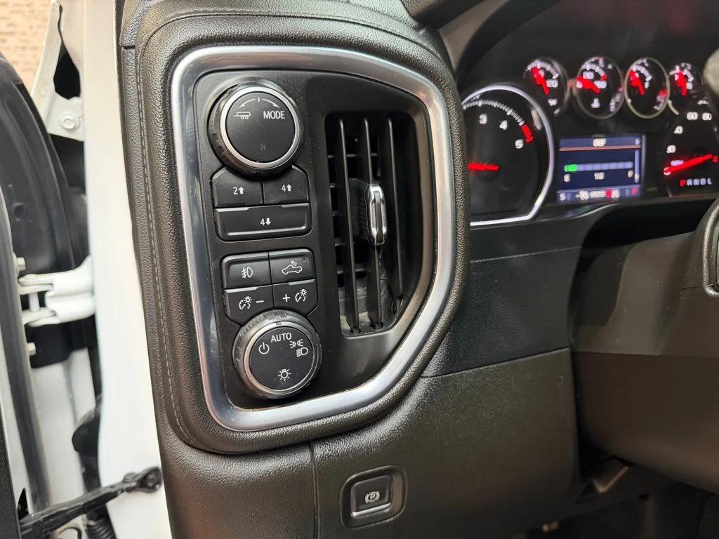 Used 2022 White Chevrolet LT image 21