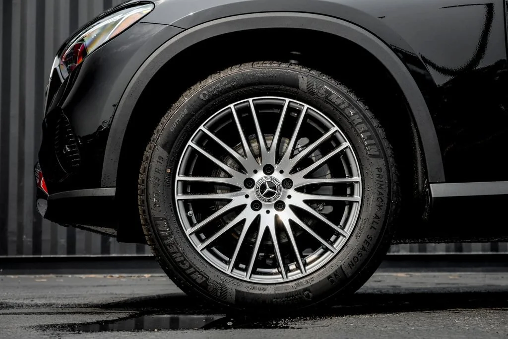 New 2026 Black Mercedes-Benz GLC 300 image 38