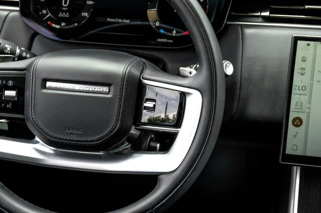 Used 2024 White Land Rover SE image 27