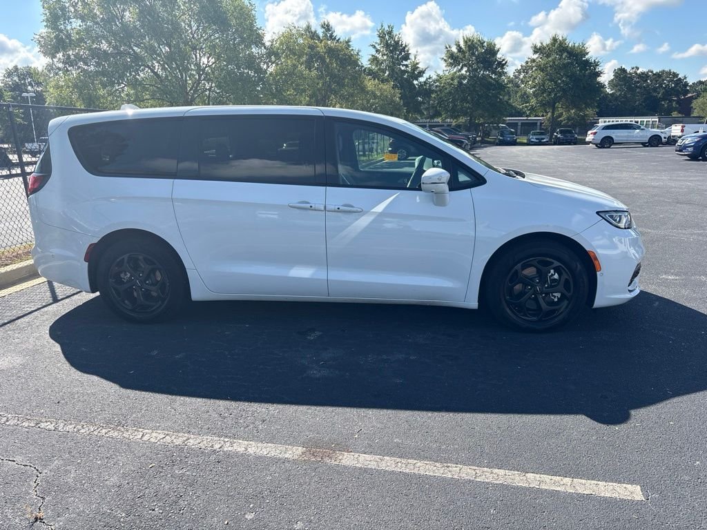 Used 2022 White Chrysler Limited image 2