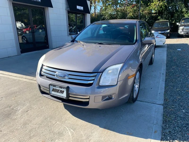Used 2007 Gray Ford SE Sedan 4D image 2