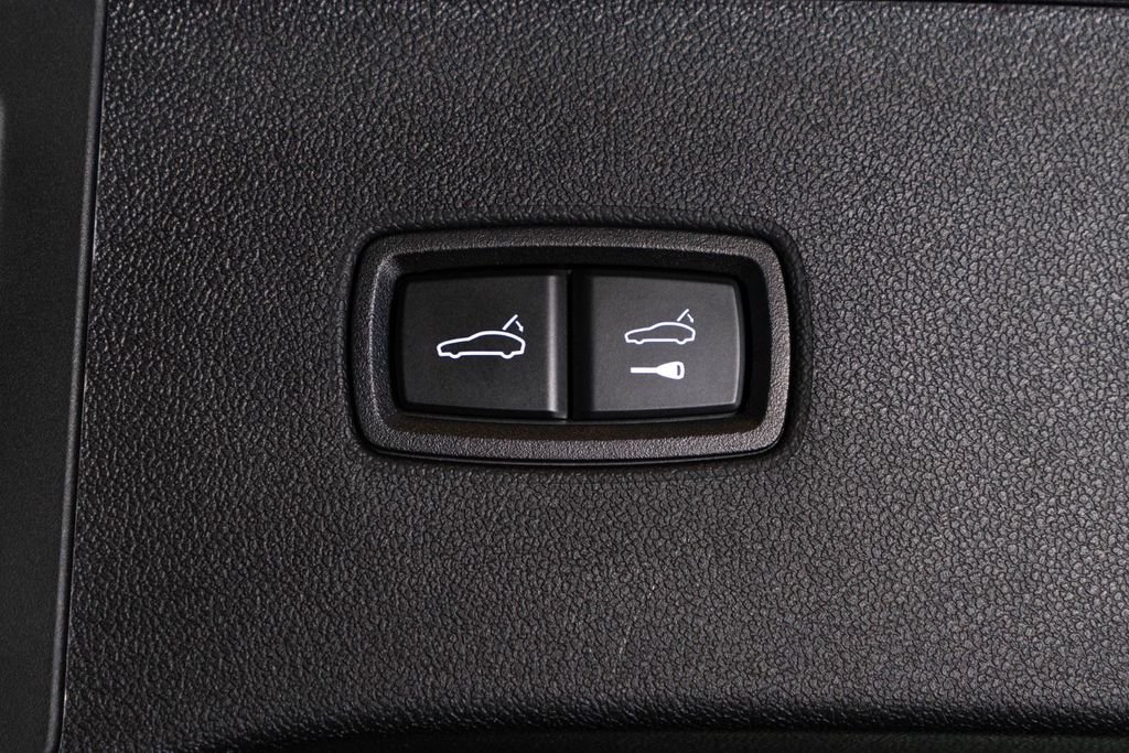 Used 2025  Porsche Base image 39
