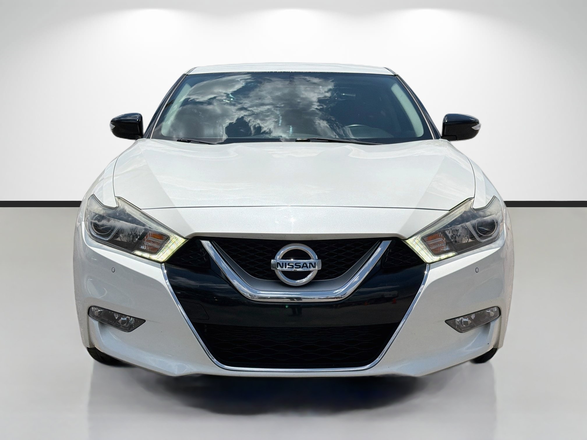 Used 2017 Pearl White Nissan SR image 8