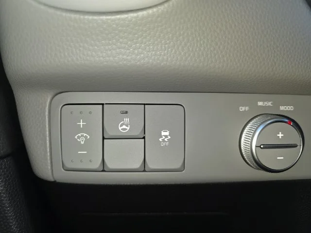 Used 2016 White Kia Plus image 26