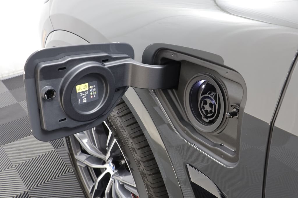 New 2026 Dravit Grey Metallic BMW xDrive50e image 17