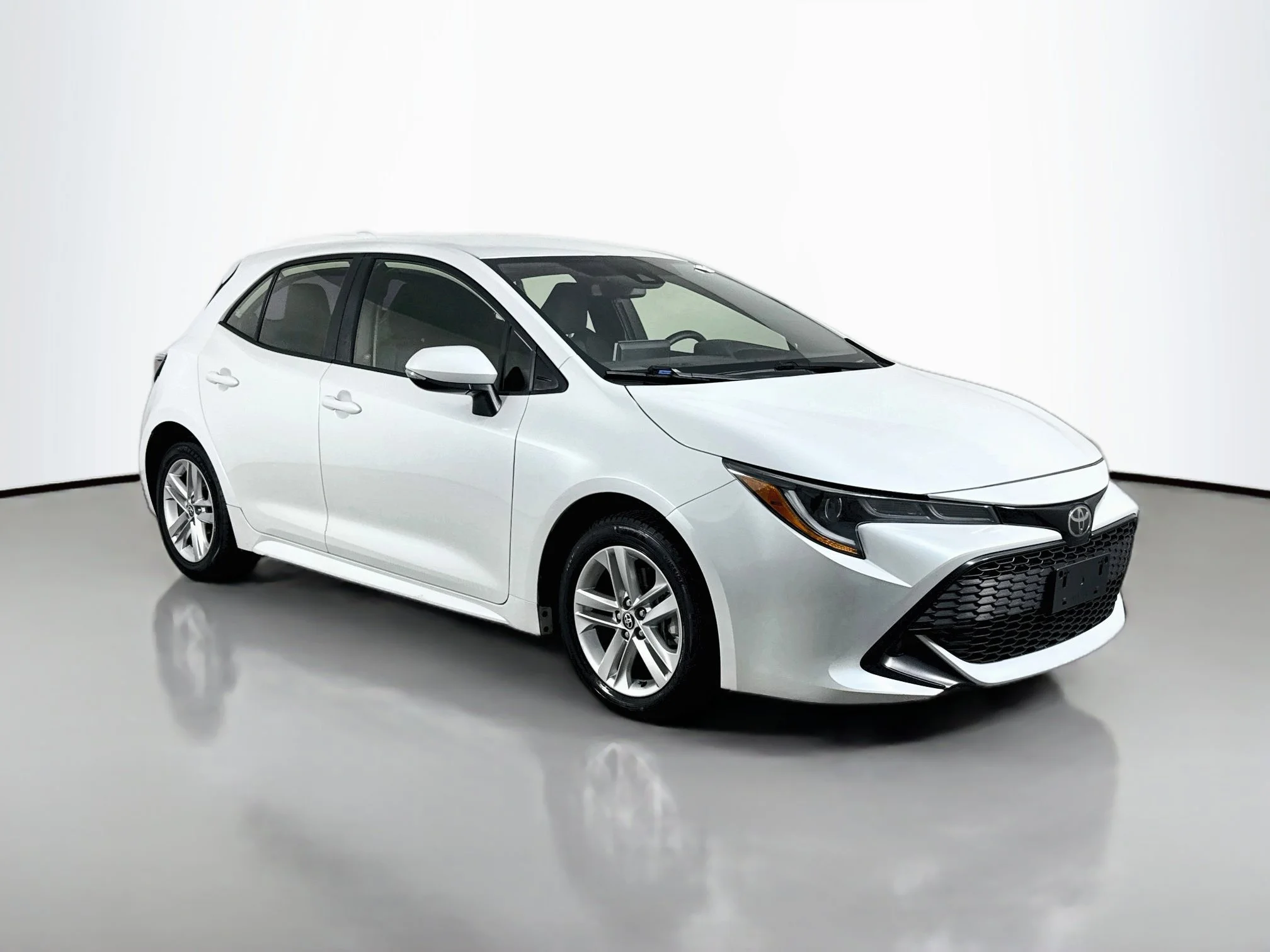 Used 2021 Wind Chill Pearl Toyota SE image 1