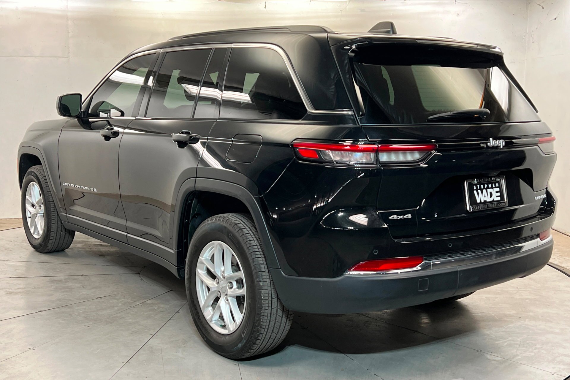 Used 2025 Diamond Black Crystal Pearlcoat Jeep Laredo X image 3