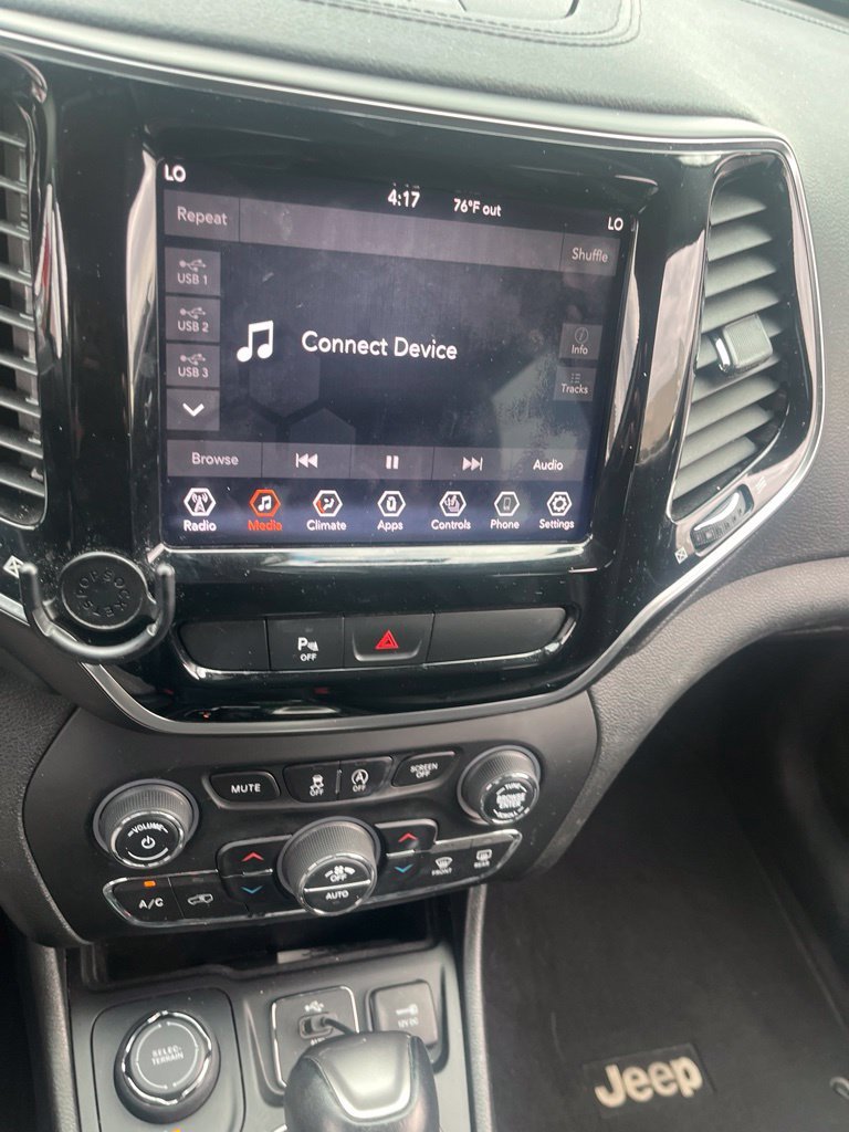 Used 2019 Diamond Black Crystal Pearlcoat Jeep Limited image 3