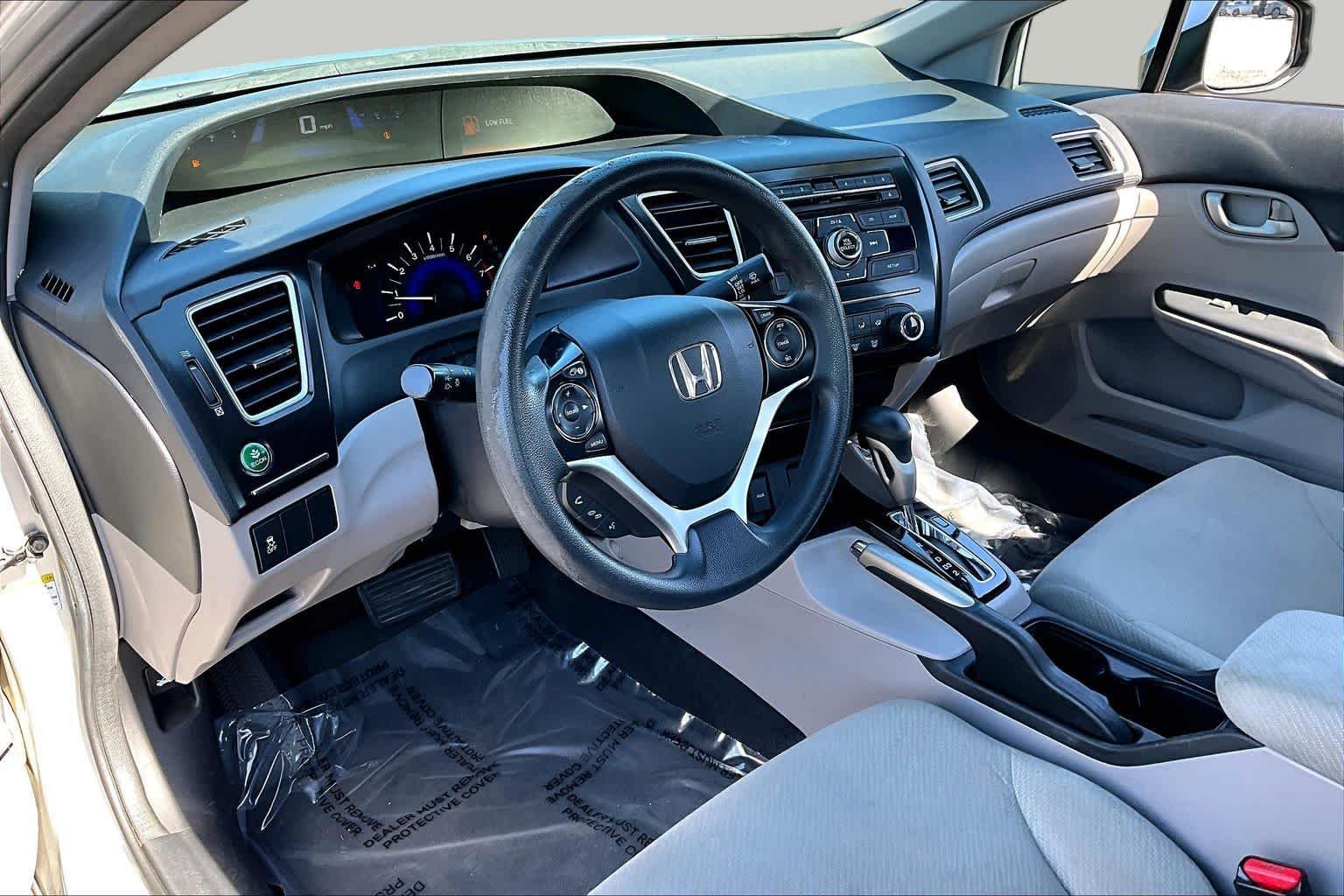 Used 2013 Alabaster Silver Metallic Honda LX image 17