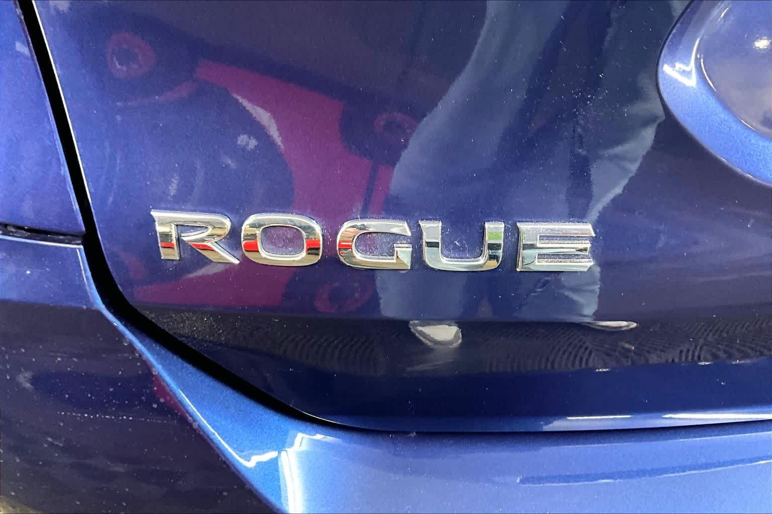 Used 2018 Caspian Blue Nissan SL image 10