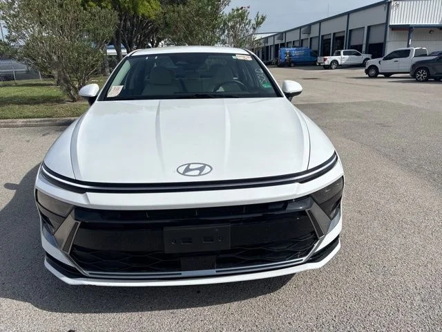 Used 2025 White Hyundai SEL image 2