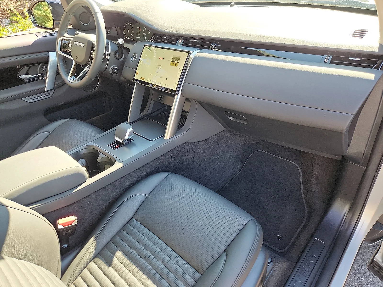 Used 2025 Silicon Silver Premium Metallic   1Bn Land Rover S image 22