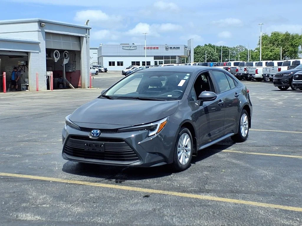 Used 2024 Toyota Corolla LE with VIN JTDBCMFE3R3042118 for sale in Kansas City