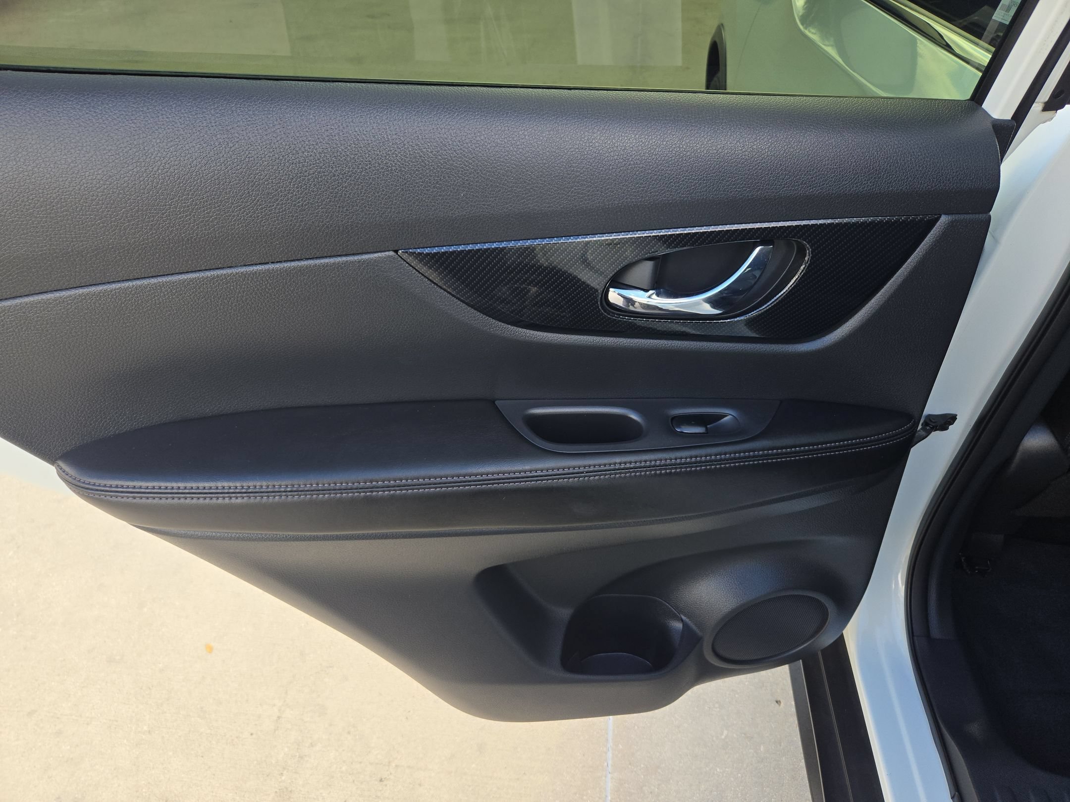 Used 2018 Pearl White Nissan SL image 15