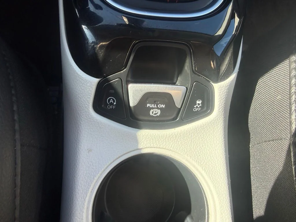 Used 2018 Silver Jeep Limited image 24