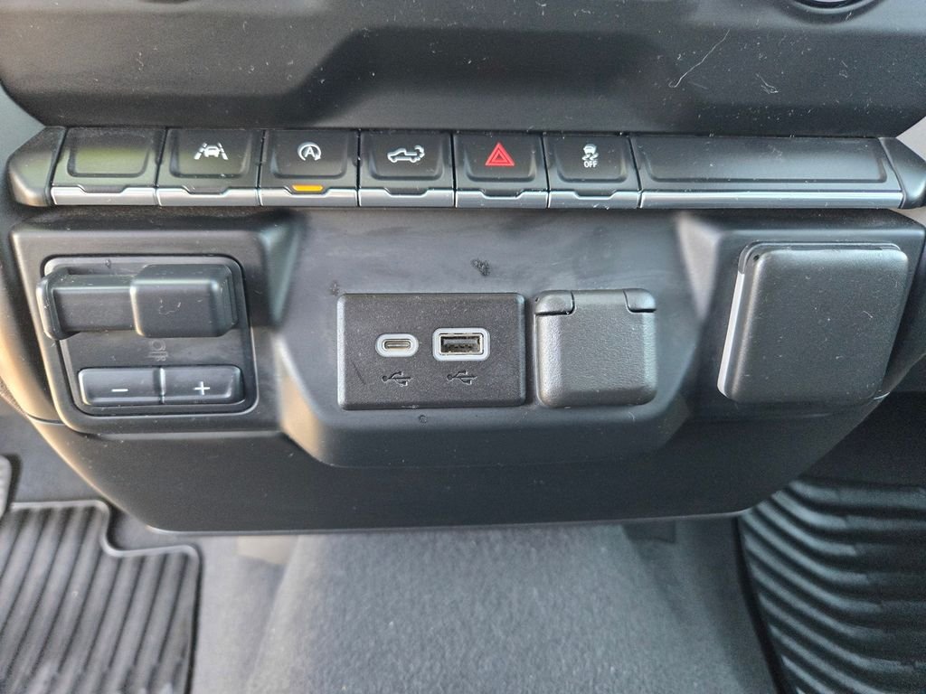Used 2023 White Chevrolet Custom image 15