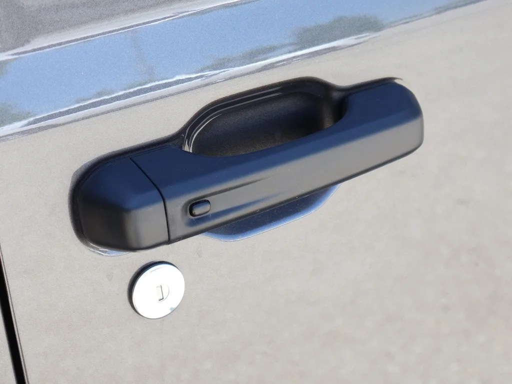 New 2026 Granite Crystal Metallic Clearcoat Jeep Sport RHD image 19