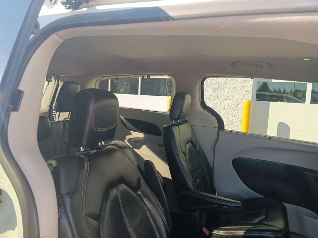 Used 2022 Bright White Clearcoat Chrysler Touring L image 30