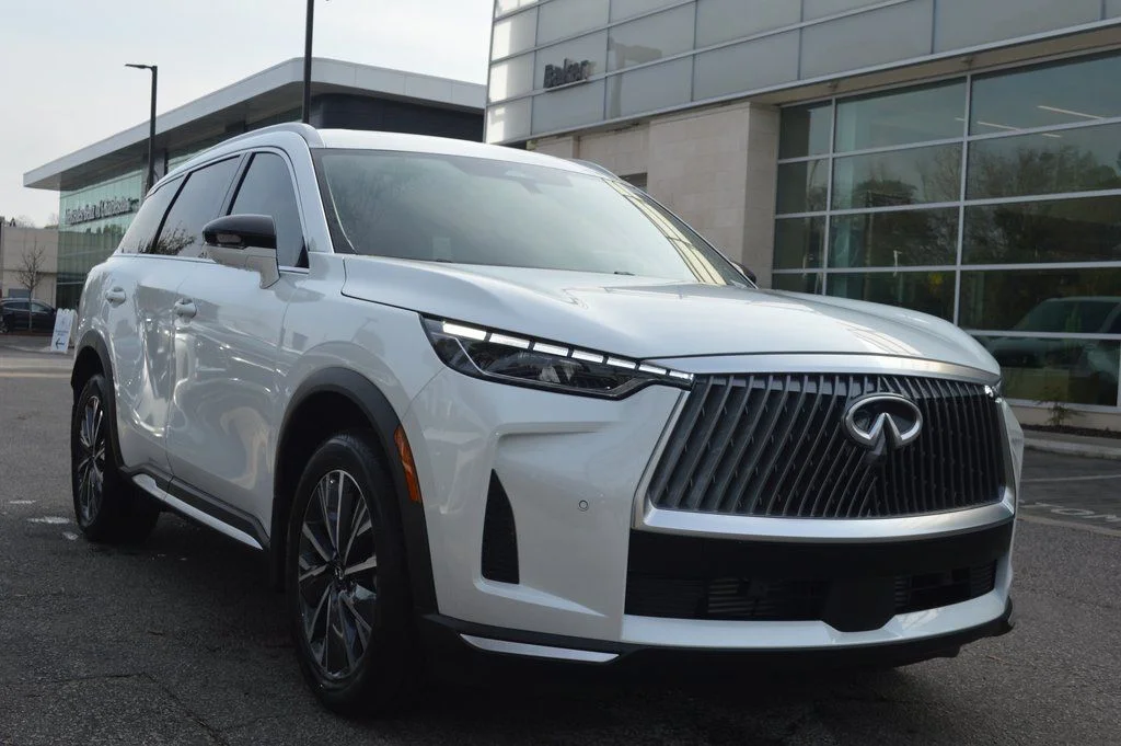 Certified Used 2026 White INFINITI LUXE image 3