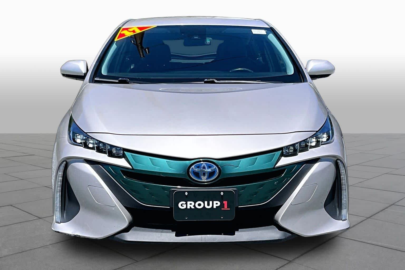 Used 2017 Titanium Glow Toyota Premium image 4