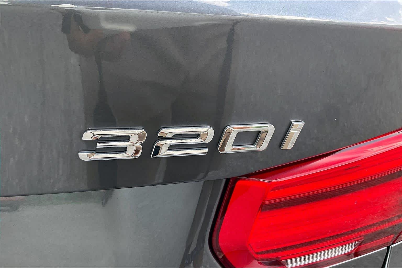 Used 2018 Mineral Gray Metallic BMW 320i xDrive image 32