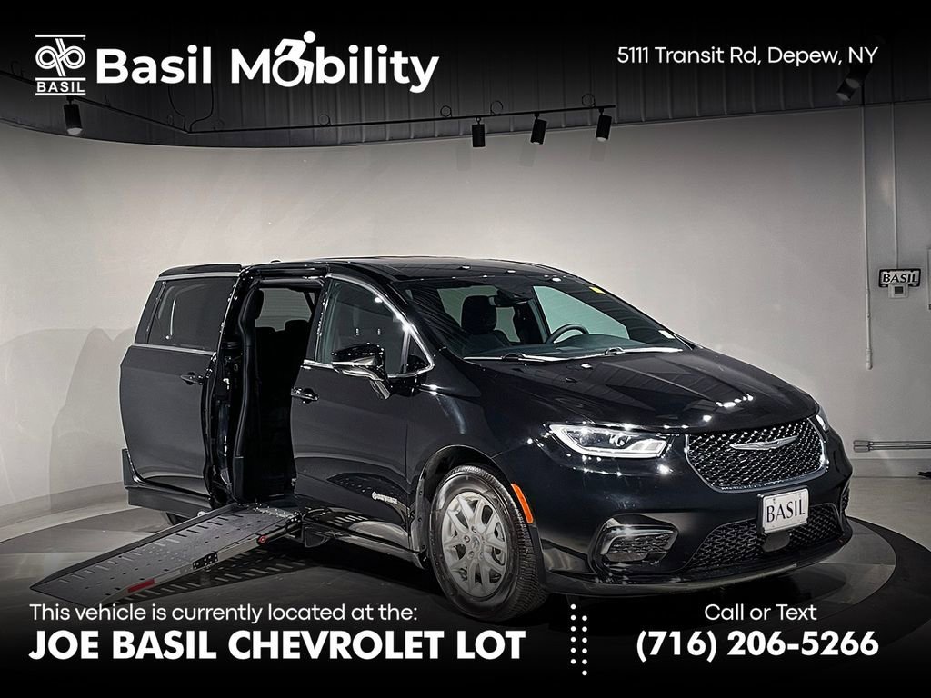 2024 Chrysler Pacifica Touring's photo