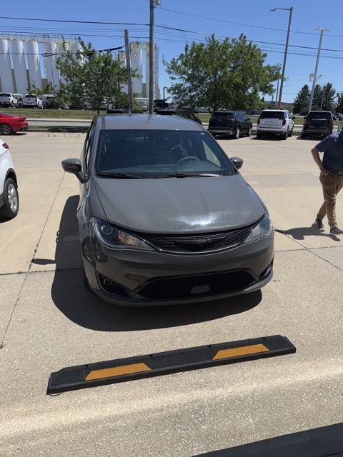 2020 Chrysler Pacifica Touring's photo
