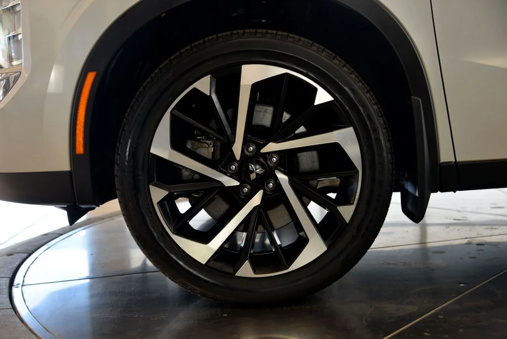 Used 2022  Mitsubishi SE image 11