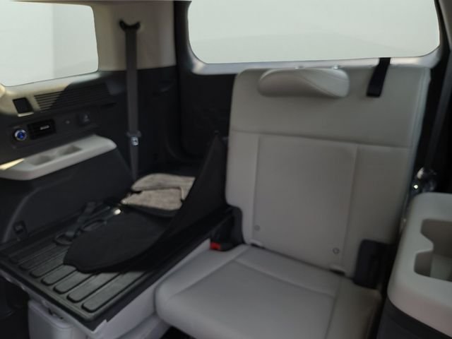 Used 2025 Shimmering Silver Hyundai Calligraphy image 37