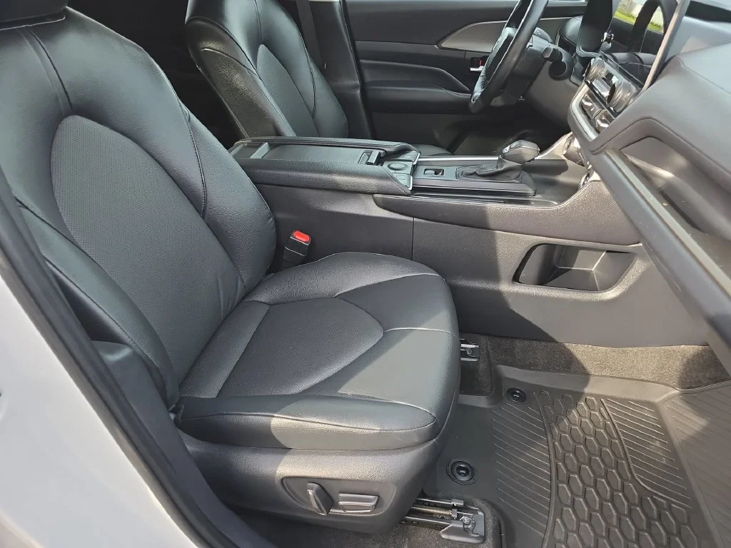 Used 2024  Toyota XLE image 38