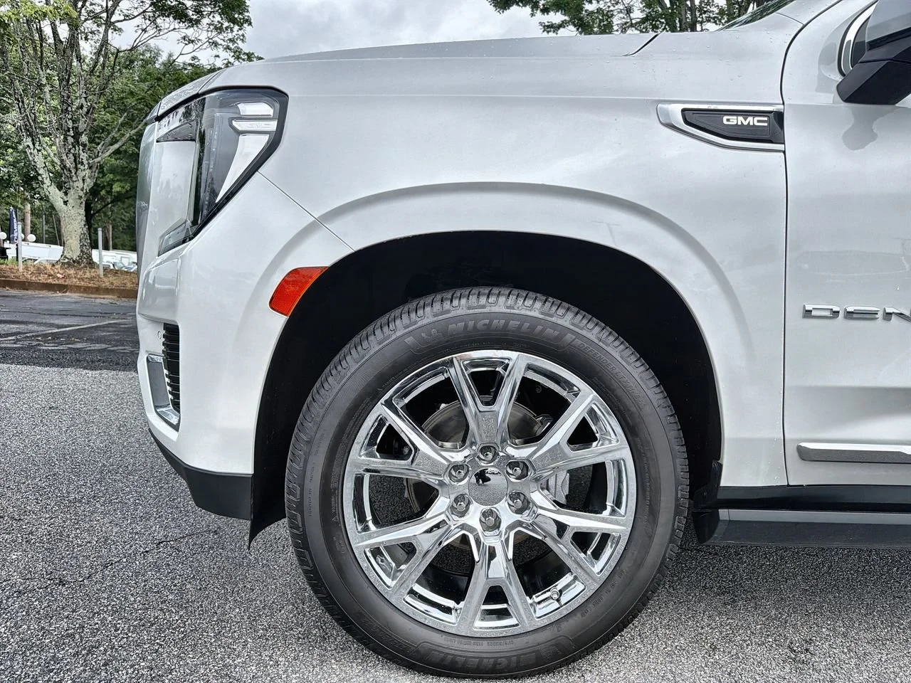 Used 2022 White Frost Tricoat GMC Denali image 28