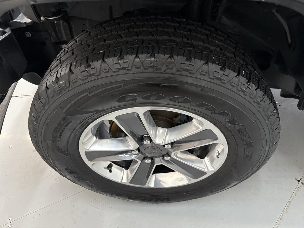 Used 2018 Gray Clearcoat Jeep Unlimited Sahara image 30