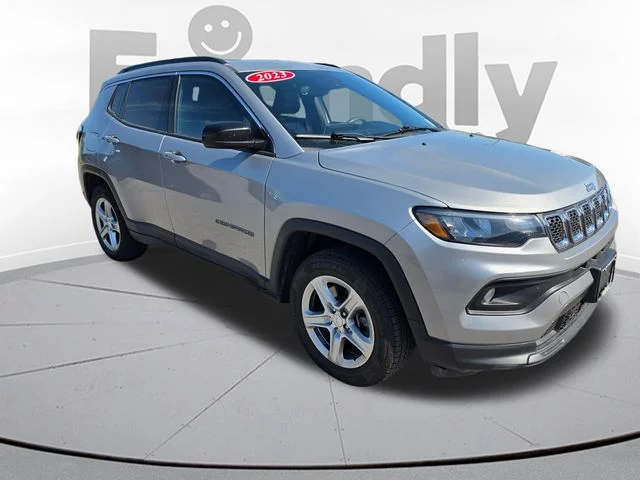 Used 2023 Silver Jeep Latitude image 3