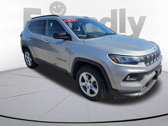 Used 2023 Silver Jeep Latitude image 3