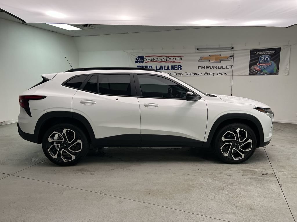 Used 2026 Summit White Chevrolet 2RS image 9