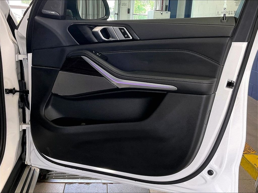 Used 2026 White BMW xDrive40i image 12
