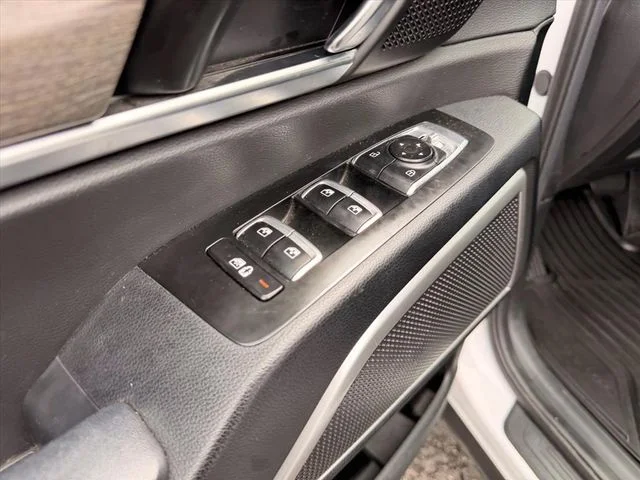 Used 2022 White Kia EX image 18