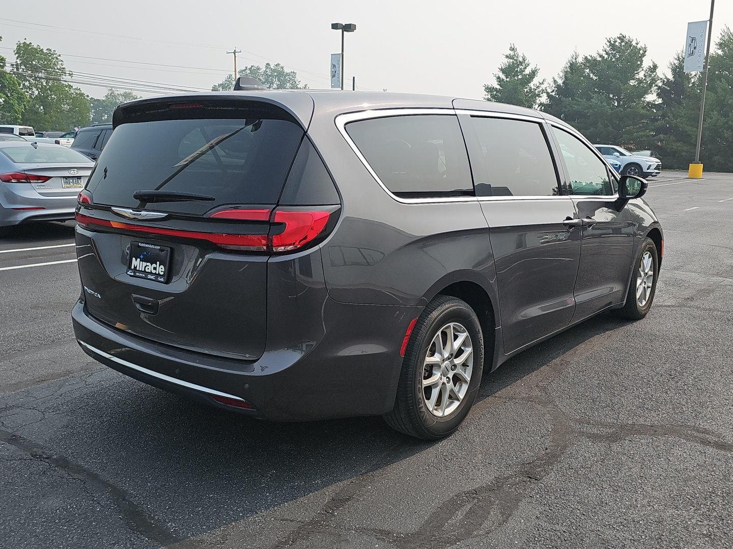 Used 2023 Granite Crystal Metallic Clearcoat Chrysler Touring L image 5