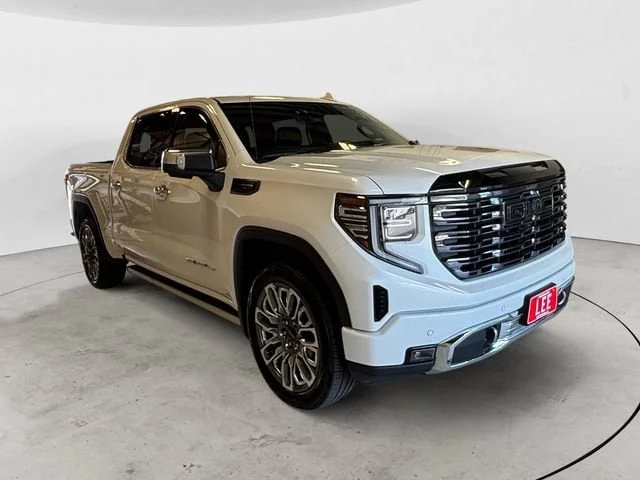 Used 2025 White Frost Tricoat GMC Denali Ultimate image 8