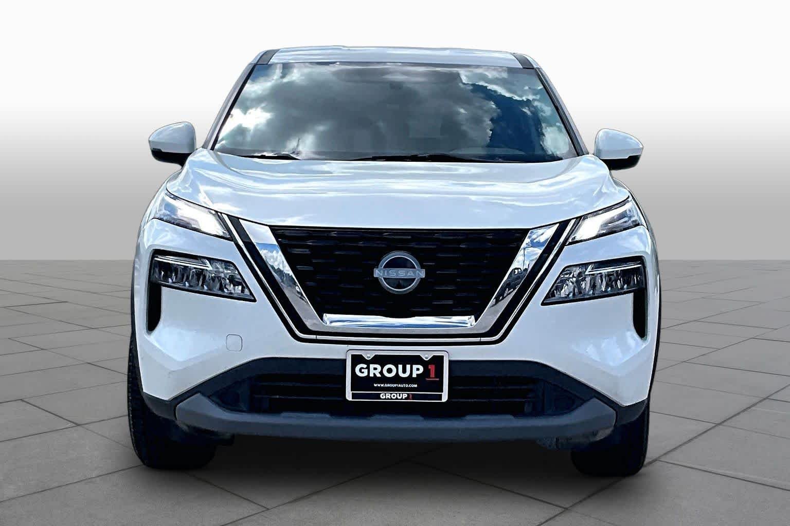 Used 2022 Pearl White Tricoat Nissan SV image 4