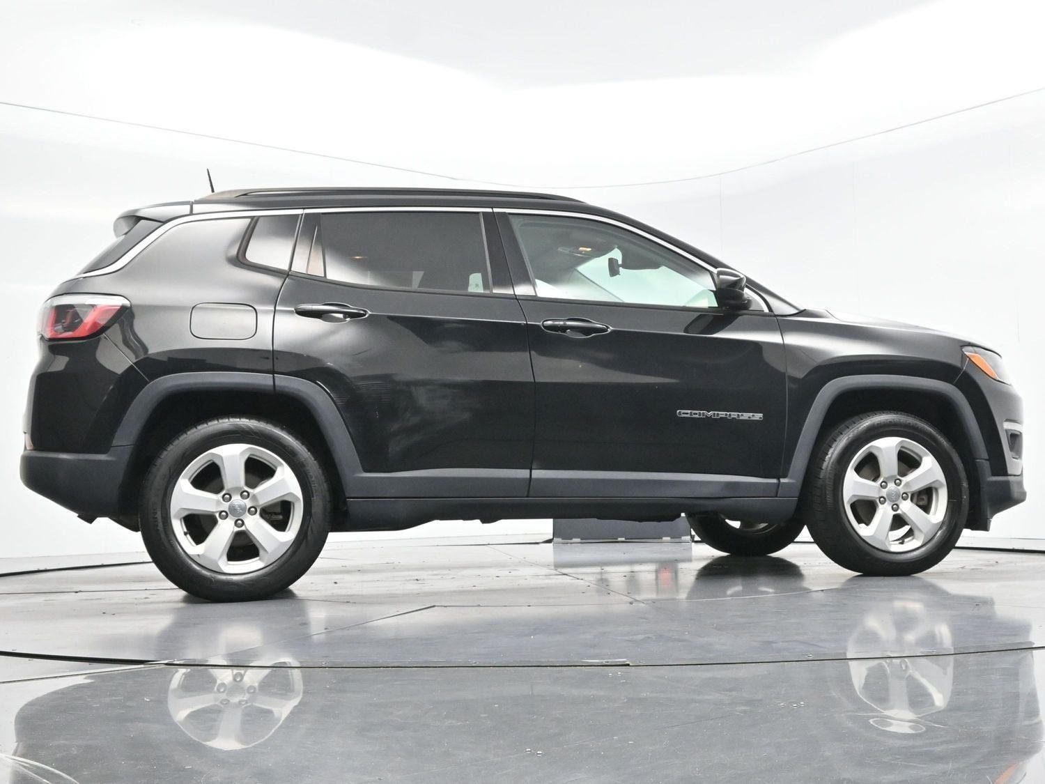 Used 2018 Diamond Black Crystal Pearlcoat Jeep Latitude image 48