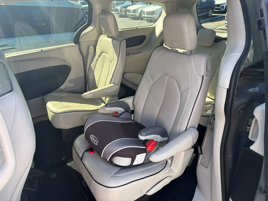 Used 2021 White Chrysler Limited image 9