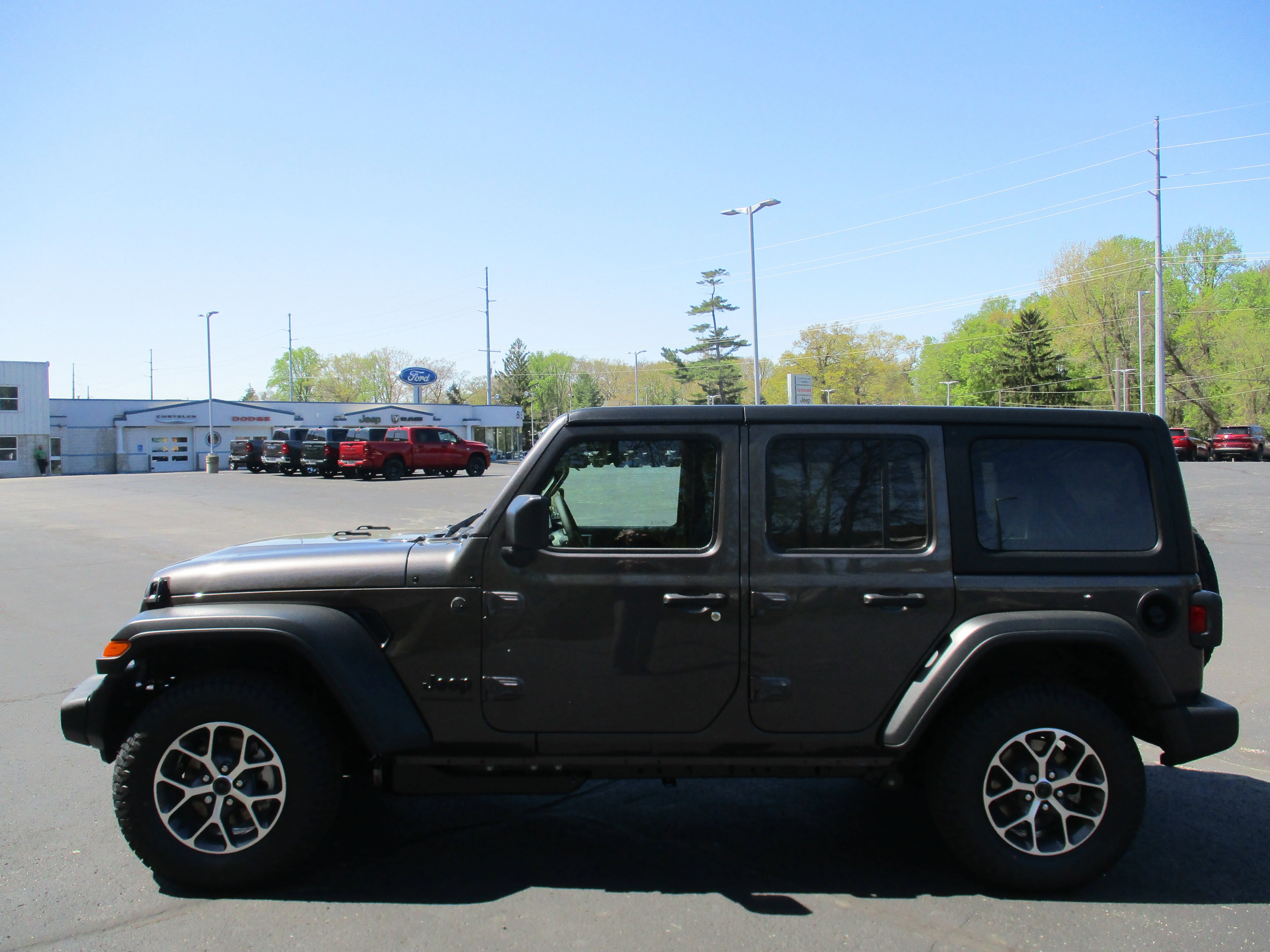 New 2026 Granite Crystal Metallic Clear-Coat Exterior Paint Jeep Sport S image 30