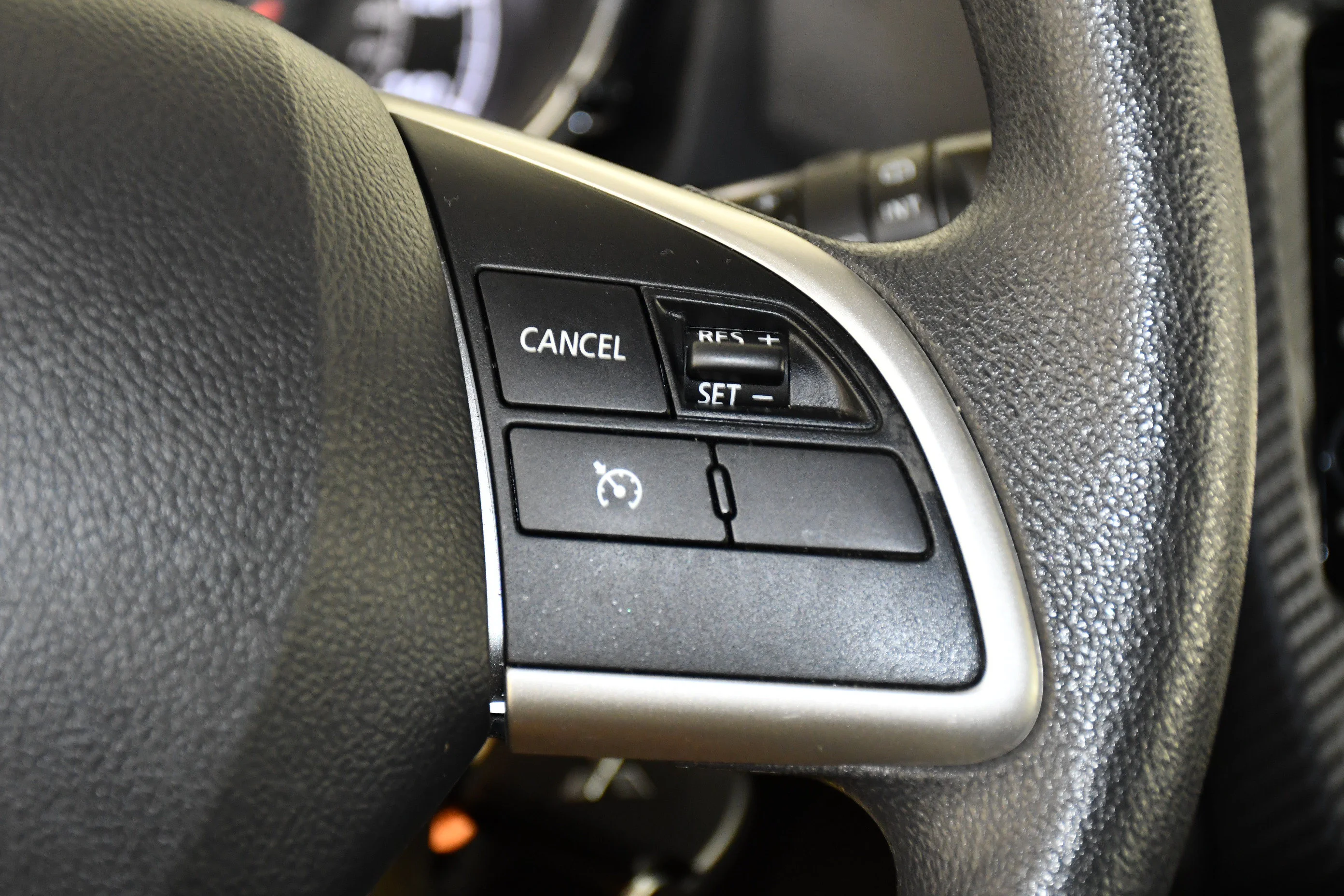 Used 2022 White Diamond Mitsubishi ES image 22