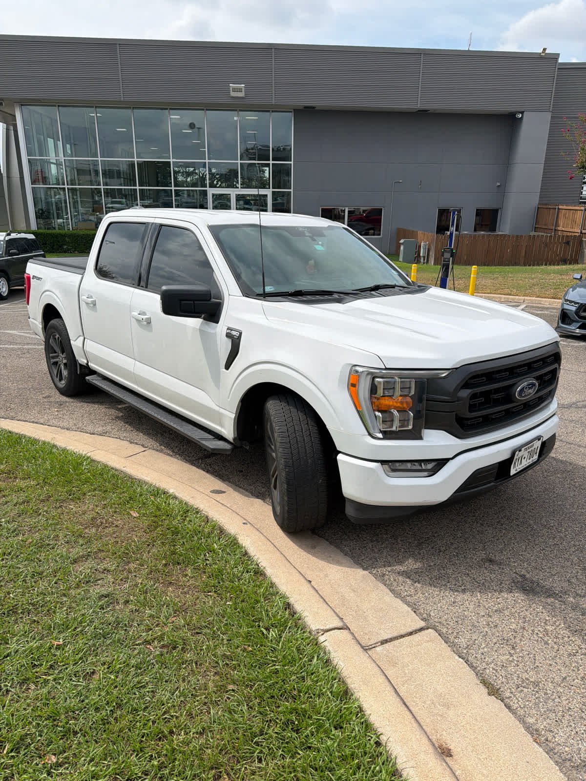 Used 2022 Oxford White Ford XLT image 2